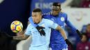 Striker Manchester City, Gabriel Jesus, berebut bola dengan gelandang Leicester City, Wilfred Ndidi, pada laga Premier League di Stadion King Power, Sabtu (18/11/2017). Manchester City menang 2-0 atas Leicester City. (AP/Rui Vieira)