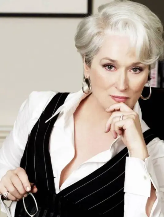 Ide mix and match kemeja putih dengan vest hitam garis yang tak pernah ketinggalan zaman  (Foto: vogue.com.au).