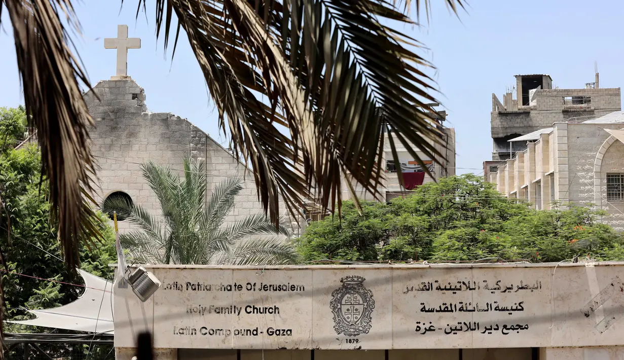 Pemandangan kerusakan pada gereja Keluarga Kudus di Kota Gaza setelah serangan Israel terhadap gereja, di lingkungan Zeitoun, Kota Gaza pada 17 Juli 2025. (Omar AL-QATTAA/AFP)