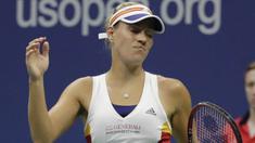Petenis Jerman, Angelique Kerber, tampak kecewa usai dikalahkan petenis Jepang, Naomi Osaka, pada laga turnamen AS Terbuka 2017 di New York, Selasa (29/8/2017). Angelique Kerber kalah 3-6 dan 1-6 dari Naomi Osaka. (AP/Frank Franklin II)