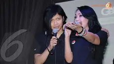 Armand Maulana terlihat merangkul Dewi Gita saat membawakan lagu bersama dalam acara amal yang diselengarakan oleh GASS (Liputan6.com/Rini Suhartini).