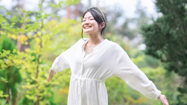 tersenyum santai baju putih