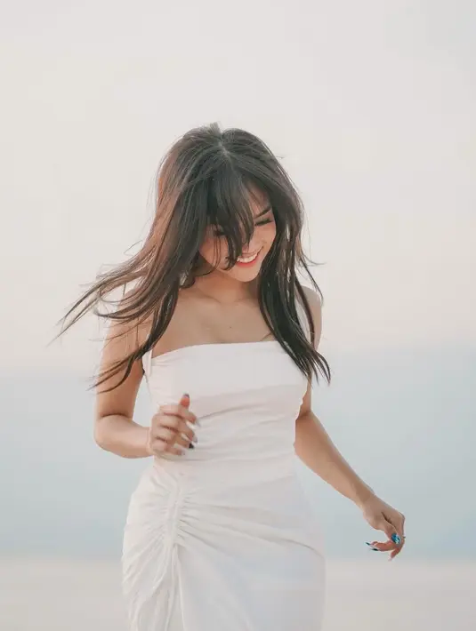 Penampilannya Kembali menuai banyak pujian dari netizen. Di momen ini, Fuji memilih mengenakan halter-dress berwarna putih. [Foto: Instagram/fuji_an]