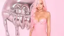 Kylie tampil dengan long dress pink latex fit body dengan strapnya. Dipadukan dengan stiletto heels warna pink. [@kyliejenner]