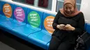 Penumpang duduk di bangku yang ditempel poster Berani Peduli Hebat di gerbong kereta MRT Jakarta, Selasa (27/8/2019). KPK dengan PT MRT Jakarta bekerjasama mengkampanyekan antikorupsi dengan memasang poster di gerbong kereta. (Liputan6.com/Immanuel Antonius)