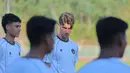 Diketahui, Timnas Indonesia U-22 akan melakoni laga perdana Grup C SEA Games 2025 melawan Filipina. Tampak dalam foto, pemain Tim Nasional (Timnas) Indonesia U-22, Mauro Zijlstra, saat mengikuti sesi latihan di Rajamangala University of Technology Lanna Stadium, Doi Saket, Chiang Mai pada Minggu (7/12/2025) sore waktu setempat. (Bola.com/Bagaskara Lazuardi)
