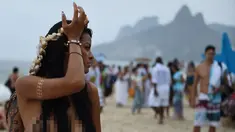 Sebuah ritual untuk Dewi Laut digelar di Pantai Arpoador, Rio de Janeiro, Brasil, Senin (2/2/2015). (AFP Photo/Yasuyoshi Chiba)