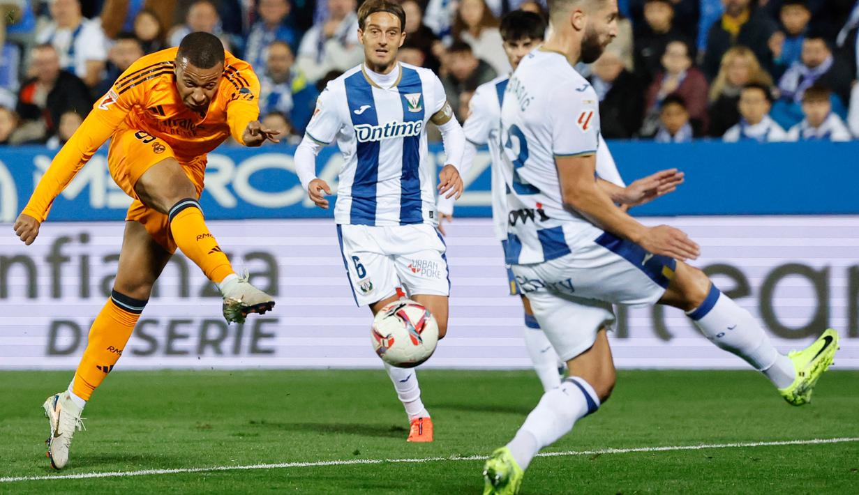 Madrid tampil dominan dalam penguasaan bola di pertandingan ini. Namun tak mudah bagi mereka untuk bisa menundukkan Leganes. Gol-gol Los Blancos dicetak Kylian Mbappe, Federico Valverde, dan Jude Bellingham. (AFP/Oscar Del Pozo)
