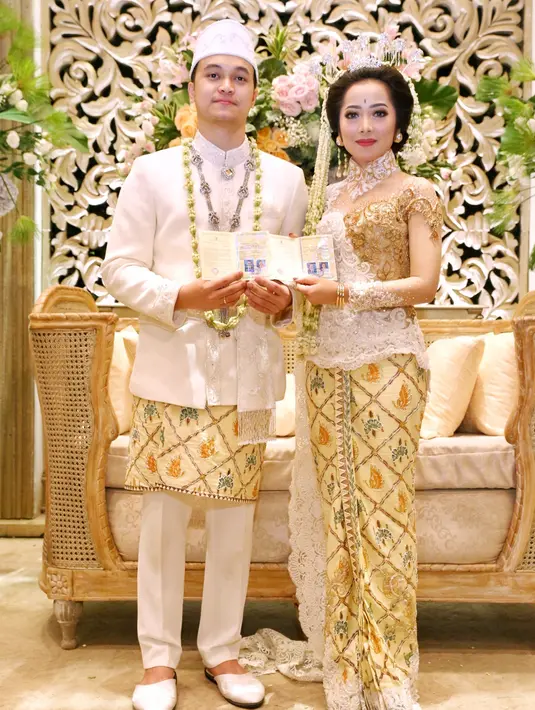 Seperangkat alat salat dan logam mulia emas batangan seberat 88 gram sebagai mas kawin Aldi Primanda pada Karina Salim. Kedua pasangan ini mengaku memiliki makna khusus angka delapan. Keduanya jadian mulai pacaran tanggal 8. (Adrian Putra/Bintang.com)