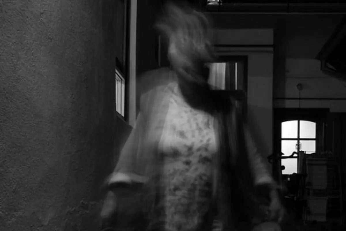 Sosok Hantu Wanita Terlihat di Hotel Tua
