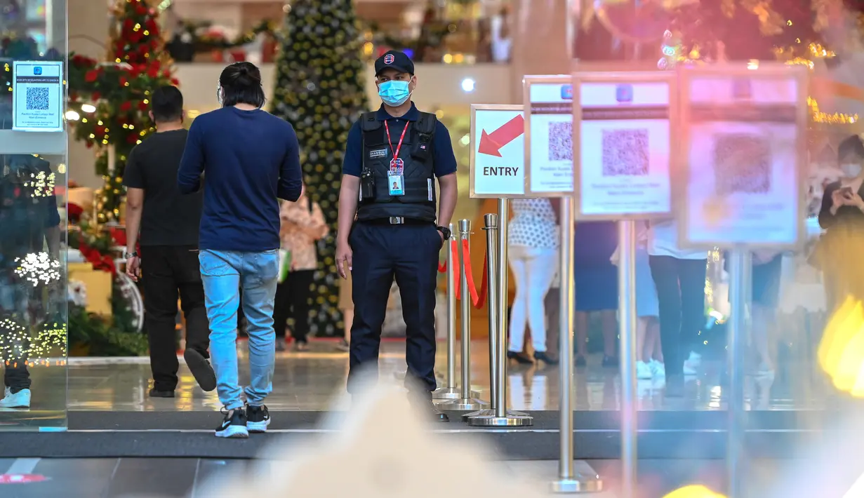 Petugas keamanan mengenakan masker berdiri di pintu masuk sebuah pusat perbelanjaan di Kuala Lumpur, Malaysia (24/11/2020). Malaysia pada Selasa (24/11) melaporkan 2.188 kasus baru COVID-19 dalam lonjakan harian tertinggi sejak wabah coronavirus merebak di negara itu. (Xinhua/Chong Voon Chung)
