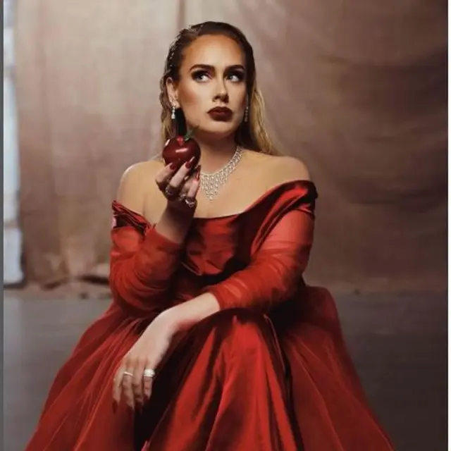 Unggah Foto Pakai Gaun Merah ala Putri Salju, Kenapa Adele Dikaitkan dengan Gal Gadot?