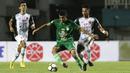 Gelandang PSMS Medan, Abdul Aziz, berusaha mengontrol bola saat melawan PS Tira pada laga Liga 1 di Stadion Pakansari, Jawa Barat, Rabu (5/12). PSMS kalah 2-4 dari PS Tira. (Bola.com/Yoppy Renato)