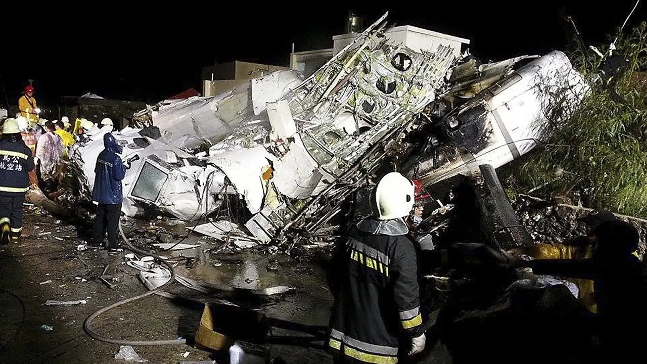 Hindari Badai, Pesawat TransAsia Jatuh, 47 Orang Tewas