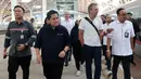 Ketua umum PSSI, Erick Thohir (tengah kiri) mengajak FIFA Team Project Venue Management, Christian Schmolzer (tengah kanan) menjajal kereta cepat Whoosh dari Stasiun Halim, Jakarta, ke Stasiun Tegalluar, Bandung, pada Senin (9/10/2023). (Bola.com/Abdul Aziz)