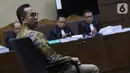 Terdakwa kasus dugaan korupsi terkait pengadaan alat kesehatan di Pemprov Banten dan Pemkot Tangerang Selatan serta Tindak Pidana Pencucian Uang, Tubagus Chaeri Wardana saat menjalani sidang pembacaan dakwaan di Pengadilan Tipikor, Jakarta, Kamis (31/10/2019). (Liputan6.com/Helmi Fithriansyah)