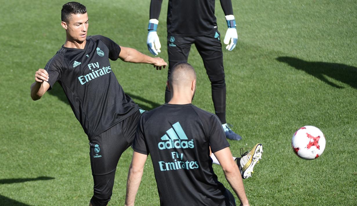 Aksi Cristiano Ronaldo melakukan jugling saat sesi latihan di Real Madrid sport city, (15/8/2017). Ronaldo tak bisa tampil melawan Barcelona pada leg kedua Piala Super Spanyol. (AFP/Javier Soriano)