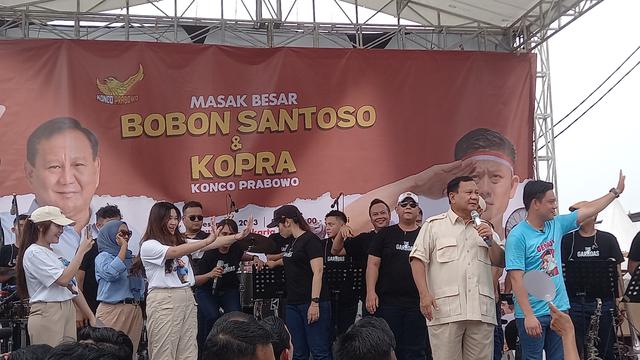 Calon presiden (capres) nomor urut 2 Prabowo Subianto masak di daerah Cilincing, Jakarta Utara pada Jumat siang (8/12/2023).