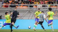 Pemain Timnas Argentina U-17, Claudio Echeverri (10),&nbsp;menendang bola yang membuahkan gol ke gawang Brasil U-17 dalam pertandingan perempat final Piala Dunia U-17 2023 yang berlangsung di Jakarta International Stadium, Jumat (24/11/2023). (Bola.com/Bagaskara Lazuardi)