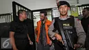 Petugas mengawal tersangka kasus dugaan terorisme di Pengadilan Negeri Jakarta Barat, Senin (12/10/2015). Sebanyak delapan simpatisan diduga terkait dengan organisasi radikal  ISIS. (Liputan6.com/Immanuel Antonius)