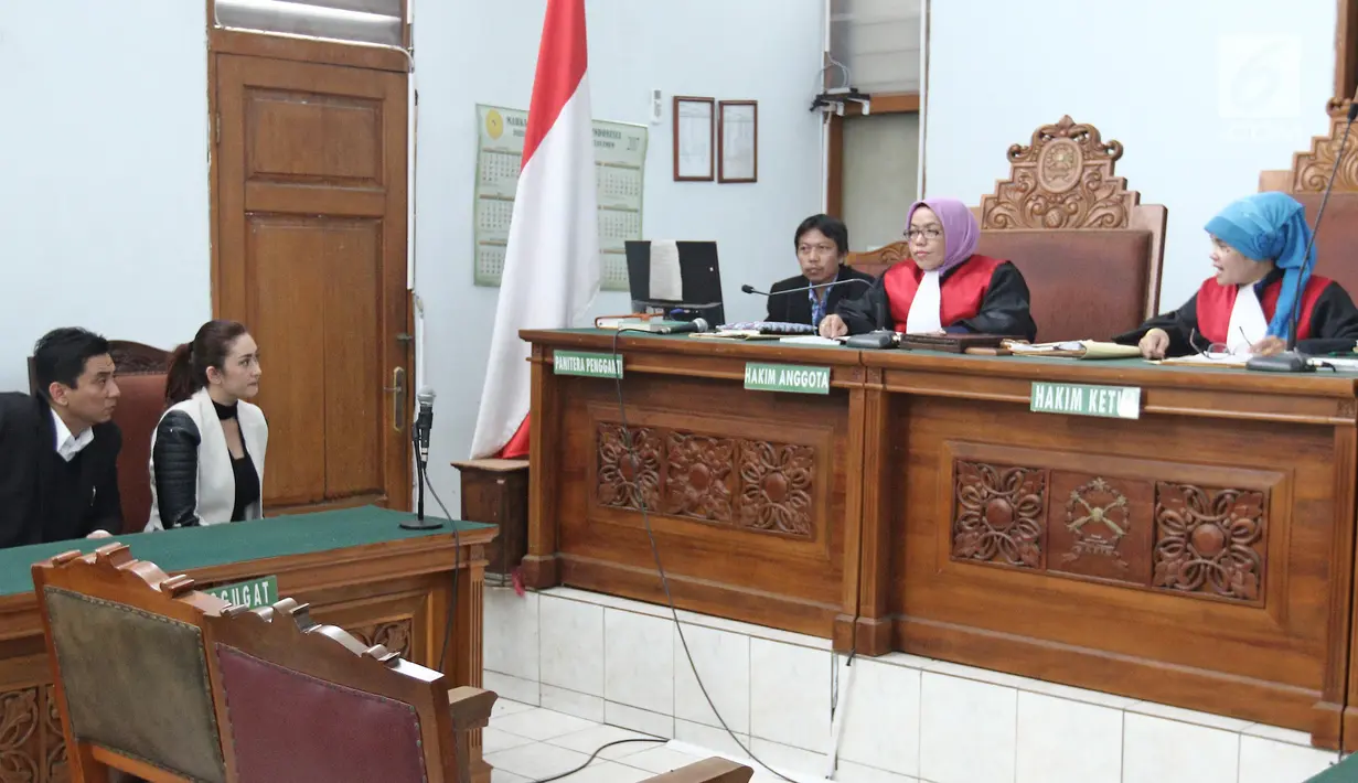 Aktris Nafa Urbach didampingi kuasa hukumnya, Sandy Arifin menghadiri sidang perdana perceraiannya di Pengadilan Negeri Jakarta Selatan, Senin (2/10). Nafa menggugat cerai Zack Lee pada 19 September 2017 lalu di PN Jaksel. (Liputan6.com/Herman Zakharia)
