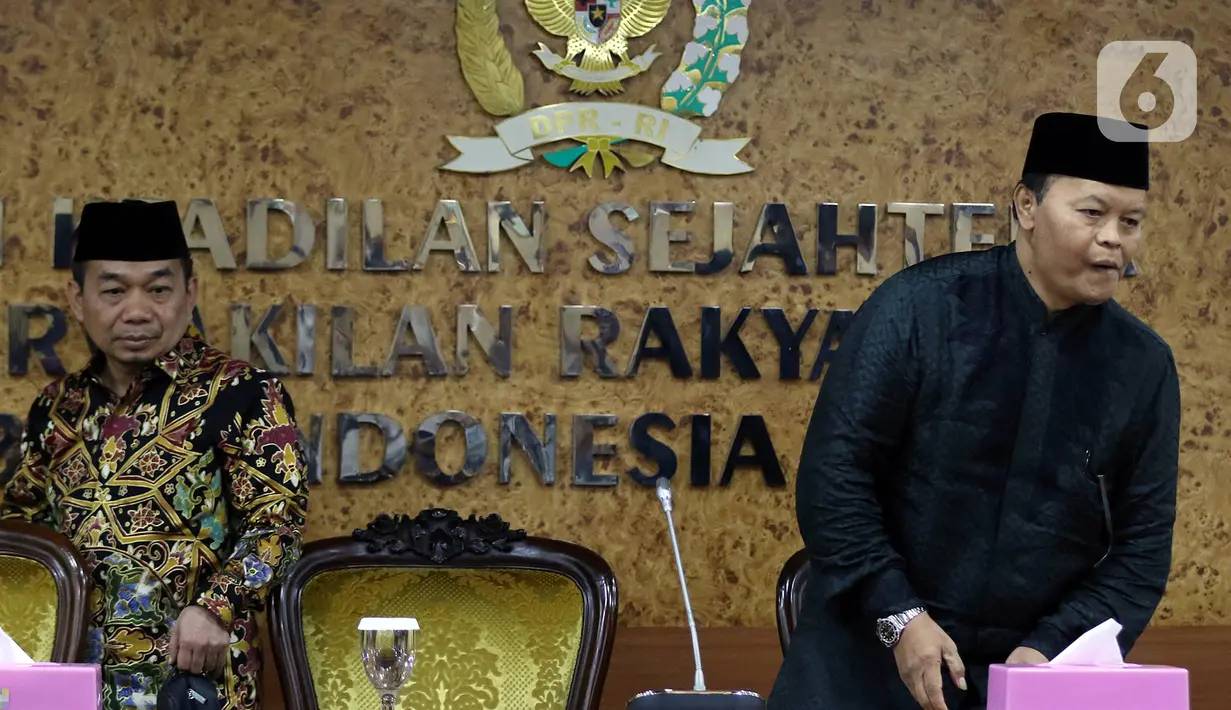 Wakil Ketua MPR periode 2019-2024, Hidayat Nur Wahid didampingi Ketua Fraksi PKS Jazuli Juwaini (kiri) seusai memberikan keterangan pers terkait penandatanganan petisi usulan dibentuk Pantia Khusus (Pansus) Jiwasraya di Kompleks Parlemen, Senayan, Rabu (15/1/2020). (Liputan6.com/Johan Tallo)