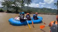 Relawan dari PMI Kabupaten Sukbaumi, IDI, dan Caldera Rafting distribusikan bantuan melalui jalur Sungai Cimandiri untuk korban longsor dan banjir di Kecamatan Simpenan, Minggu (9/3/2025). (Liputan6.com/Fira Syahrin).