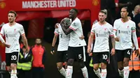 Luis Diaz (kiri) merayakan gol keduanya ke gawang Manchester United saat Liverpool bertandang ke Old Trafford pada pekan ketiga Liga Inggris 2024/2025, Minggu (1/9/2024) malam WIB. (Paul ELLIS / AFP)