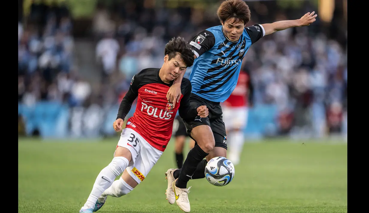 Jumpei Hayakawa (kiri) baru menjalani debutnya di ajang liga alias Meiji Yasuda J1 League pada 23 April 2023, ketika masuk sebagai pengganti Takahiro Sekine pada menit ke-80 kala Urawa Red Diamonds bermain imbang 1-1 lawan Kawasaki Frontale. (AFP/Yuichi Yamazaki)
