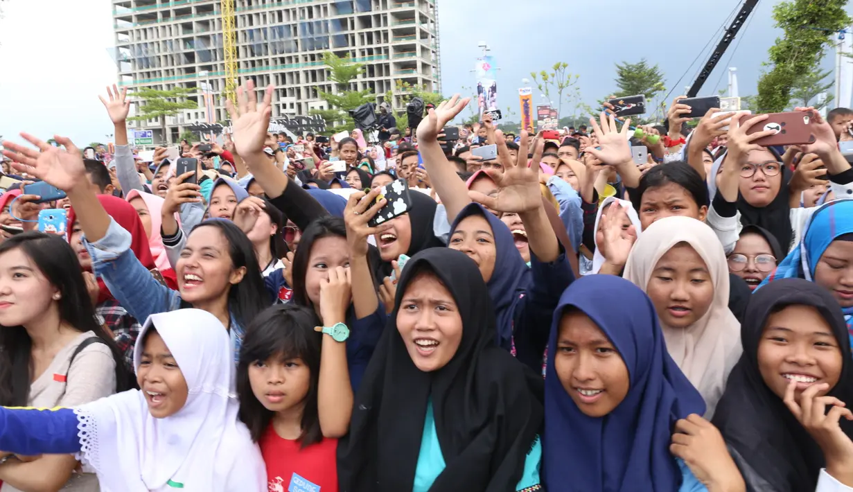 Meet and Greet sinetron Anak Langit digelar di pelataran Mall Metropolitan, Cileungsi Bogor, Jawa Barat pada Sabtu 24 Februari 2018. (Nurwahyunan/Bintang.com)