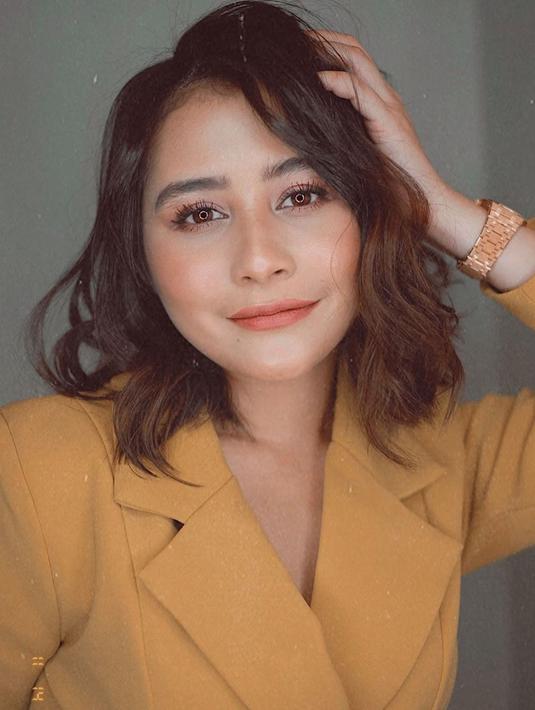 Meski banyak mendapat pujian, akan tetapi tak sedikit pula para penggemar yang merindukan penampilan Prilly dengan rambut panjangnya.  Akan tetapi, aktris 23 tahun ini tetap cuek dengan tampilan gaya rambut sebahunya. (Liputan6.com/IG/@prillylatuconsina96)