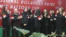 Para pemain asik menyanyi bersama saat acara pelepasan Timnas Voli Putri Indonesia untuk mengikuti ajang AVC Nations Cup 2025 di Padepokan Bola Voli Jenderal Polisi Kunarto, Sentul, Bogor. Rabu (4/6/2025). (Bola.com/M Iqbal Ichsan)