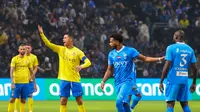 Duel antara Al Hilal (biru) dan Al Nassr (kuning) dalam laga final Riyadh Season Cup di Kingdom Arena, Riyadh, Jumat (9/2/2024) dini hari WIB (Fayez Nureldine/AFP)