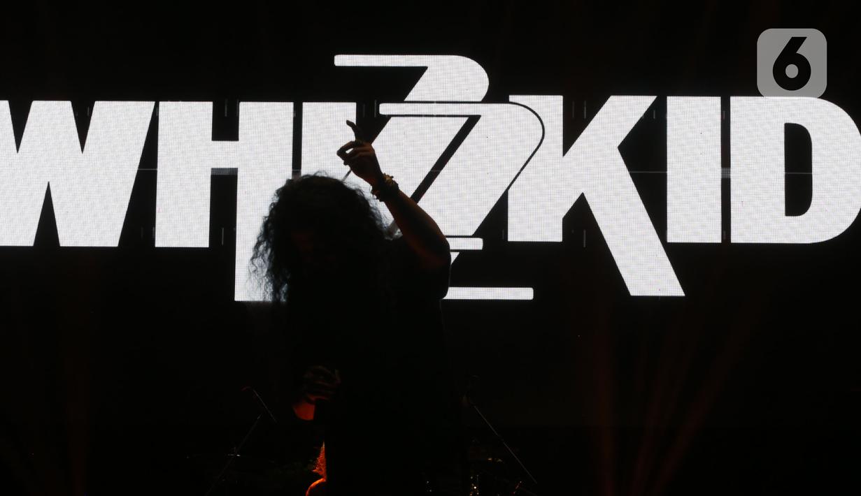 Selanjutnya, Whizzkid featuring Ready tampil membawakan lagu-lagu berirama keras khas mereka. (Liputan6.com/Helmi Fithriansyah)