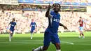 Pemain Chelsea, Raheem Sterling, melakukan selebrasi setelah mencetak gol ke gawang Burnley pada laga pekan ke-8 Premier League 2023/2024 di Stadion Turf Moor, Sabtu, (7/10/2023). The Blues menang dengan skor 4-1. (AFP/Oli Scarff)