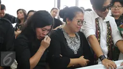 Kerabat Alm Eddy Silitonga memberikan kata-kata terakhir saat prosesi adat batak di rumah duka Fatmawati, Jakarta, Sabtu (27/08). Eddy Silitonga menghembuskan napas terakhir di usia 65 tahun akibat sakit komplikasi. (Liputan6.com/Herman Zakharia)