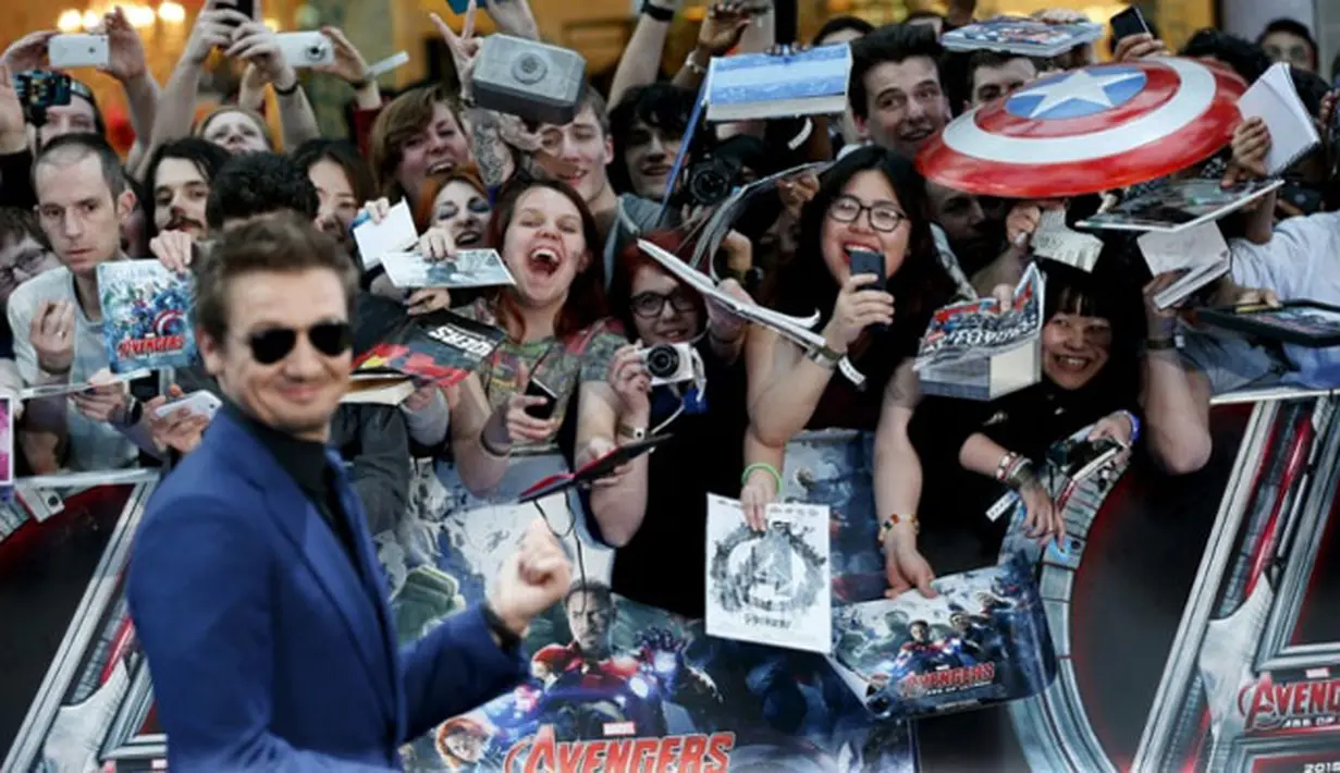 Fans pun heboh ketika Jeremy Renner berpose. (via theguardian.com)
