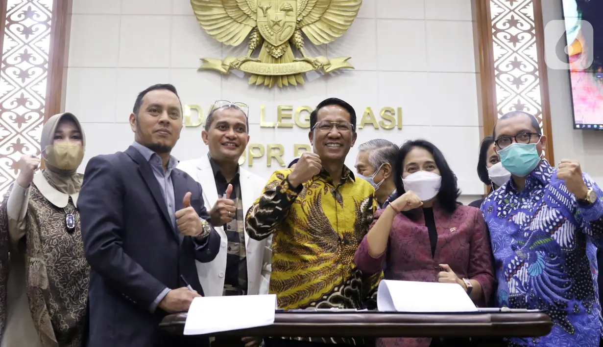Menteri Pemberdayaan Perempuan dan Perlindungan Anak I Gusti Ayu Bintang Darmawati (kedua kanan) dan Ketua Baleg DPR RI Supratman Andi Agtas (ketiga kanan) saat penandatanganan dokumen dalam rapat pembahasan RUU TPKS di Gedung Nusantara I, Jakarta, Rabu (6/4/2022). (Liputan6.com/Angga Yuniar)