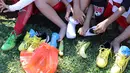 Beraneka warna sepatu sepakbola menjadi gaya tersendiri untuk anak-anak. (Bolacom/Arief Bagus)