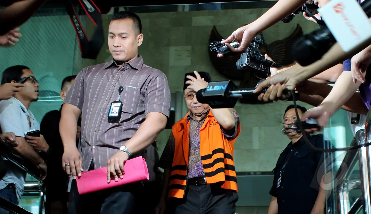 Waryono Karno meninggalkan Gedung KPK usai diperiksa, Jakarta, Selasa (14/4/2015). Waryono Karno diperiksa sebagai tersangka dugaan tindak pidana korupsi sosialisasi sepeda sehat dan perawatan gedung kantor ESDM. (Liputan6.com/Andrian M Tunay)
