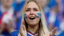 Suporter cantik timnas Islandia mengecat pipinya dengan gambar bendera negaranya saat mendukung tim nasional Islandia melawan timnas Perancis dalam Perempat Final Piala Eropa 2016 di Stade de France, Prancis, (3/7).  (Reuters/John Sibley)