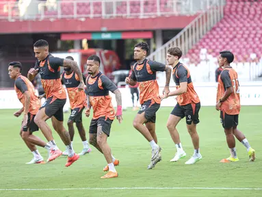 Para pemain Persija Jakarta tampak serius pada latihan resmi jelang pertandingan pekan ke-30 BRI Super League melawan Persis Solo yang bertempat di Stadion Utama Gelora Bung Karno (SUGBK) Jakarta pada Minggu (26/04/2026).