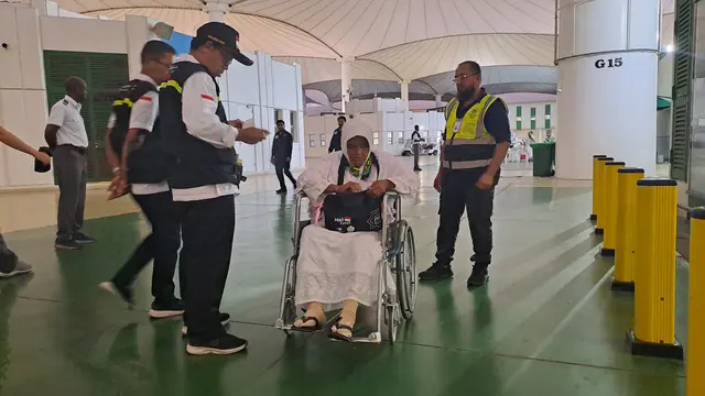 Fase kedatangan jemaah haji Indonesia gelombang dua di Tanah Suci sudah dimulai. Ada dua kelompok terbang (kloter) yang mendarat perdana di Bandara King Abdulaziz International Airport (KAIA) Jeddah pada Kamis (8/6/2023) pagi waktu Arab Saudi (WAS). (Nafi