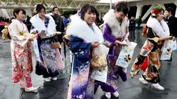 Sejumlah gadis Jepang berkumpul di salah satu taman hiburan merayakan Coming of Age Day, Senin (9/1).  Perayaan ini untuk menyambut datangnya kedewasaan bagi muda-mudi Jepang yang mulai menginjak usia 20 tahun. (AFP Photo/ TORU YAMANAKA)