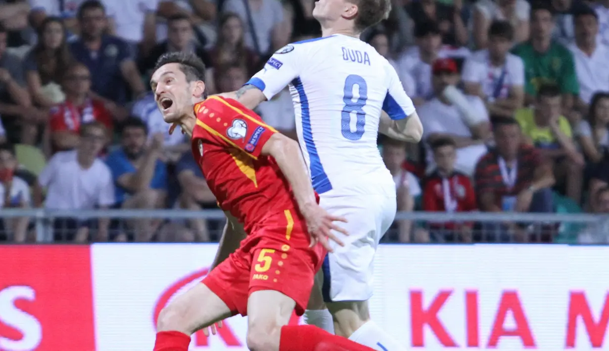 Pergerakan Ondrej Duda (kanan)  mendapat kawalan dari bek Makedonia, Daniel Mojsov. (Bola.com/Reza Khomaini)
