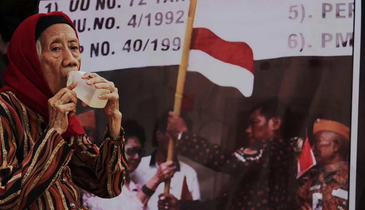 Janda veteran, Ibu Arie Soetanto menggelar aksi di depan Istana Negara, Jakarta, Selasa (9/12/2014). (Liputan6.com/Faizal Fanani)
