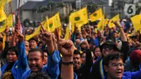 Mahasiswa berunjuk rasa atau demo BBM naik di kawasan Patung Kuda, Jakarta, Senin (5/9/2022). Sejumlah atribut unjuk rasa juga dibawa oleh para demonstran berupa bendera organisasi beserta spanduk-spanduk yang bertuliskan nada penolakan kenaikan harga BBM. (Liputan6.com/Angga Yuniar)