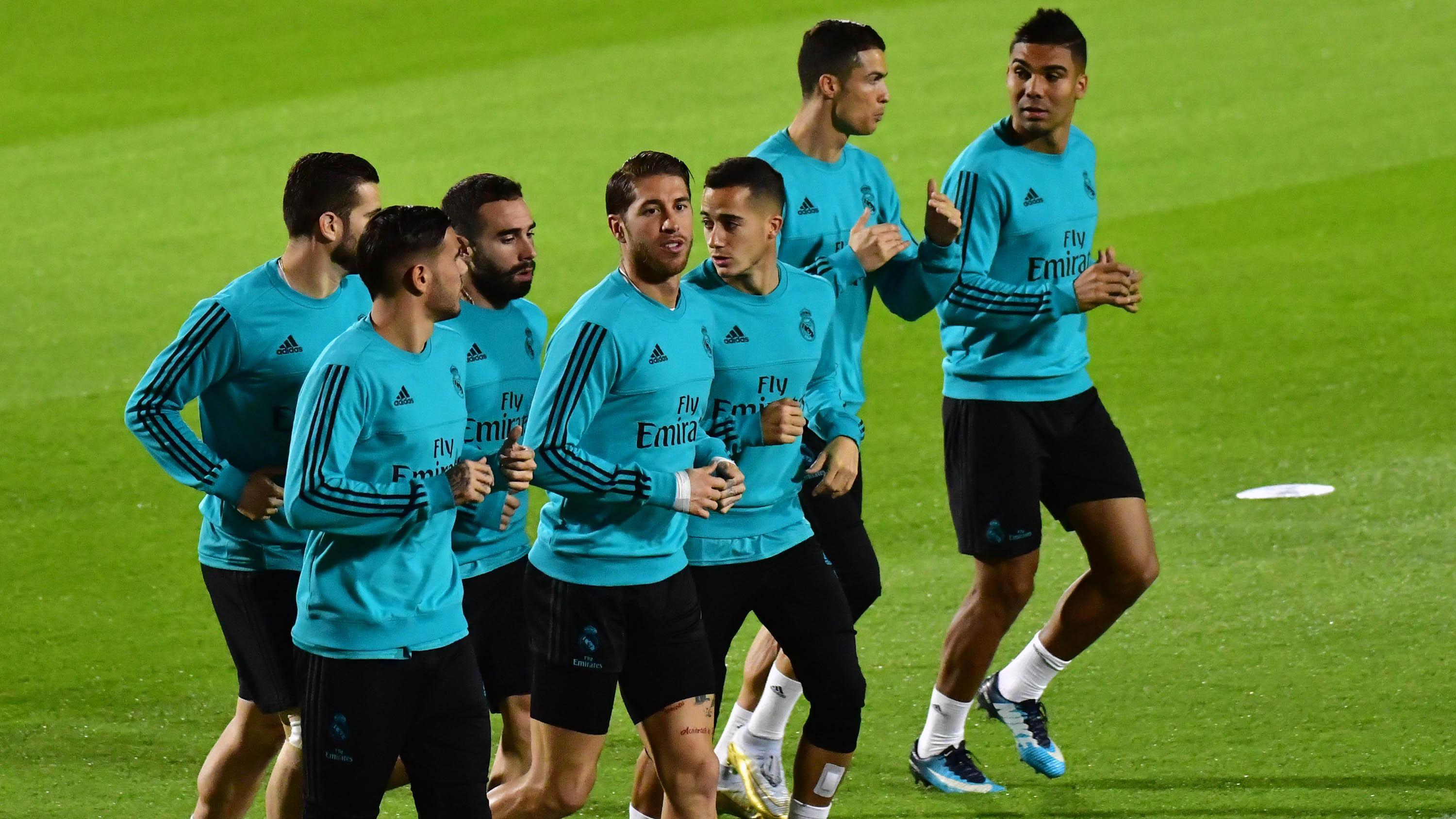 Para pemain Real Madrid berlari santai saat latihan di Stadion NY University Abu Dhabi, UAE, Senin (11/12/2017). Los Blancos bersiap jelang semifinal FIFA Club World Cup. (AFP/Giuseppe Cacace)