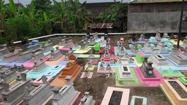 Unik, Kuburan Ini Sengaja Dicat Warna-Warni Biar Gak Takut