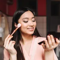 Dengan langkah dan pemilihan produk yang tepat, siapa pun bisa mendapatkan dewy makeup yang cocok untuk semua jenis kulit dan memancarkan kilau sehat dari dalam. (Foto: lookstudio/Freepik)